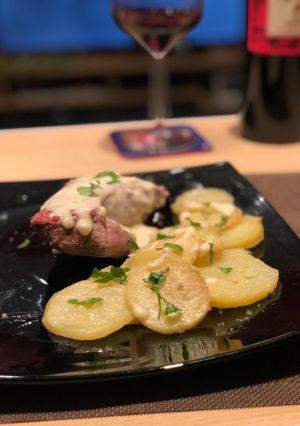 Una foto de Solomillo de cerdo con papas al horno y salsa de roquefort