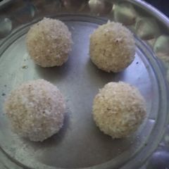 A picture of Rava ladooo.