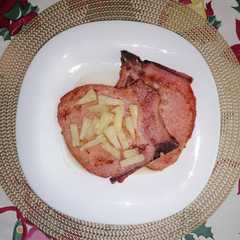 Una foto de Chuletas ahumadas con piña