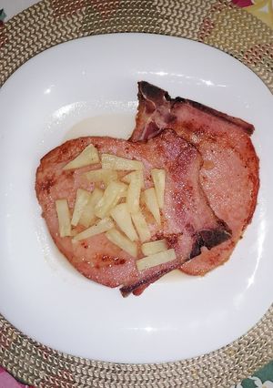 Una foto de Chuletas ahumadas con piña
