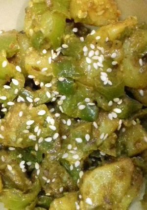 सेसमें सीड विथ शिमला मिर्च आलू (Sesameseeds with Shimla mirch aloo recipe in hindi) रेसिपी मुख्य फोटो