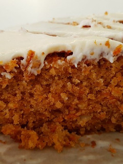 Una foto de Carrot cake con cobertura de queso 🥕