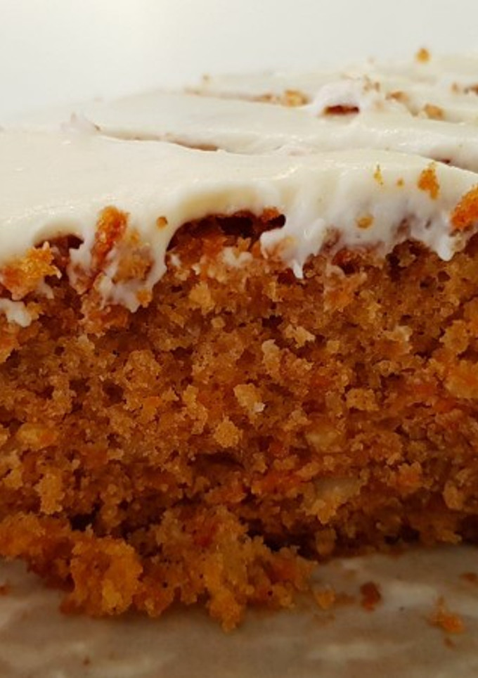 Una foto de Carrot cake con cobertura de queso 🥕