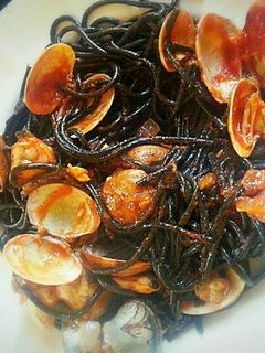 Una foto de Pasta negra con almejas