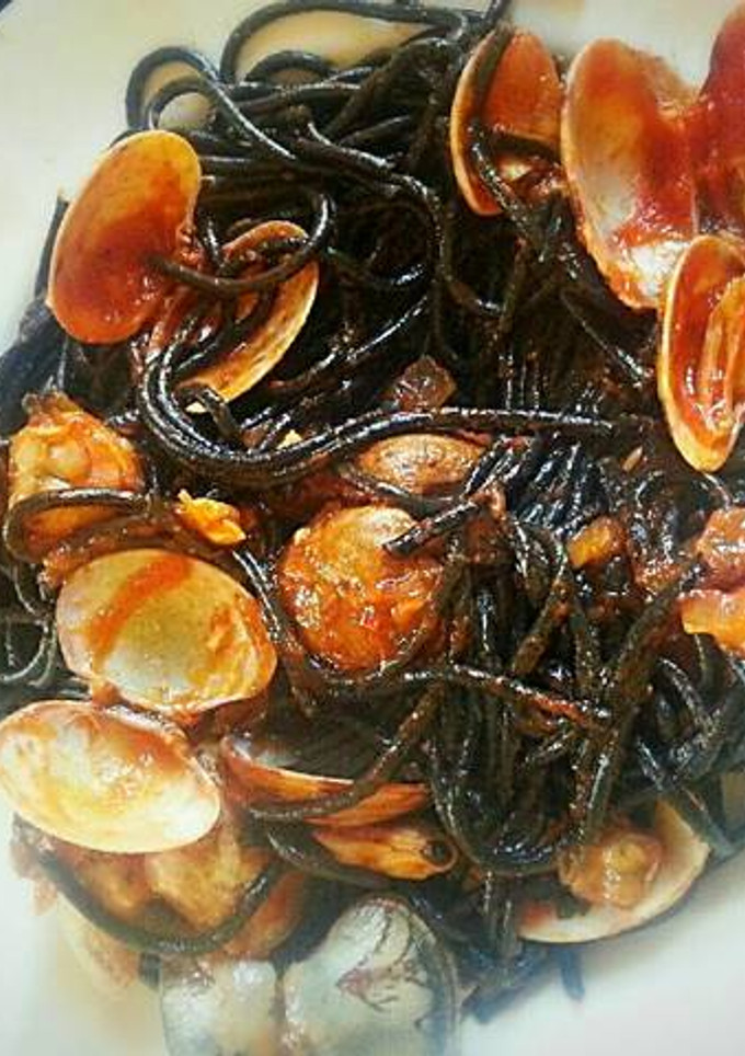 Una foto de Pasta negra con almejas