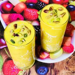 A picture of Mangoes & pistachios milk shake.