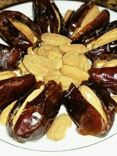صورة لوصفة تمر محشي باللوز
