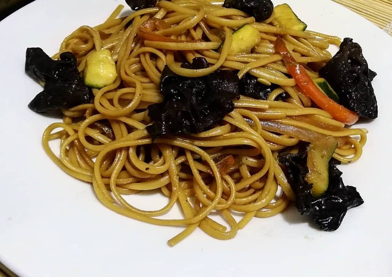 Tallarines con algas chinas