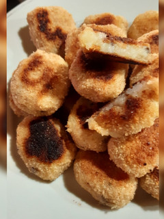 Una foto de Croquetas de papa, aceituna y ajo