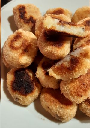 Una foto de Croquetas de papa, aceituna y ajo