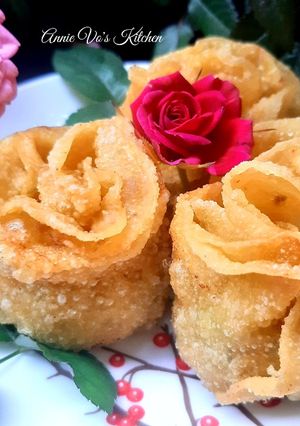 Hình của món Hoành thánh hoa hồng chiên.