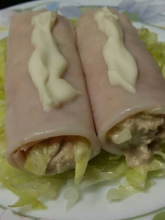 Una foto de Rollitos de jamón cocido, atún, lechuga y mahonesa