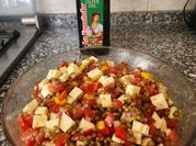 Una foto de ensalada con queso feta