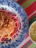 Tallarín con salsa de tómate plátanos y especias