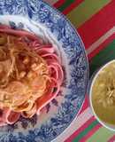 Tallarín con salsa de tómate plátanos y especias