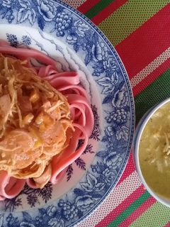 Una foto de Tallarín con salsa de tómate plátanos y especias