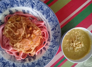 Una foto de Tallarín con salsa de tómate plátanos y especias