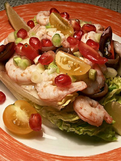 Una foto de Cogollos de lechuga con anchoas y gambas cocidas.