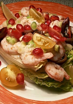 Foto principal de Cogollos de lechuga con anchoas y gambas cocidas.