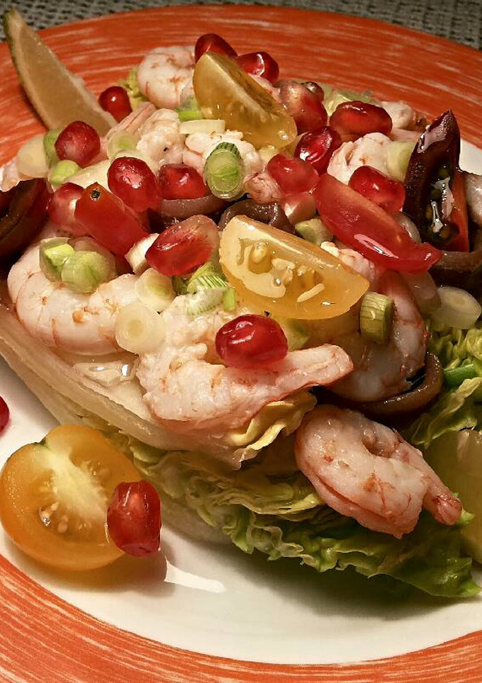 Una foto de Cogollos de lechuga con anchoas y gambas cocidas.