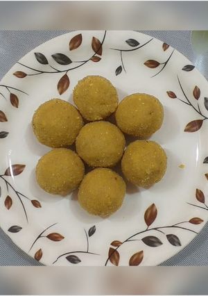 A picture of Besan ke laddo.