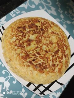 Una foto de Tortilla de patatas con cebolla