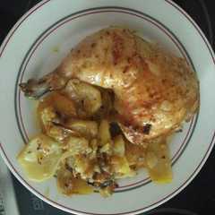 Foto principal de Muslos de pollo al horno con patatas y cebolla