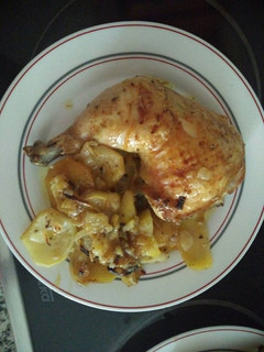 Una foto de Muslos de pollo al horno con patatas y cebolla