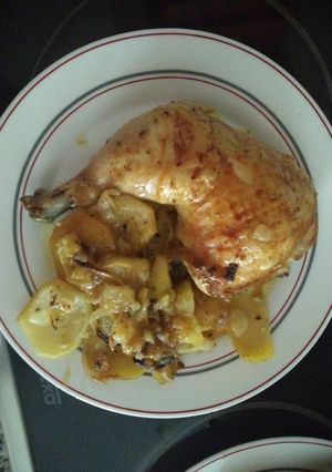 Una foto de Muslos de pollo al horno con patatas y cebolla