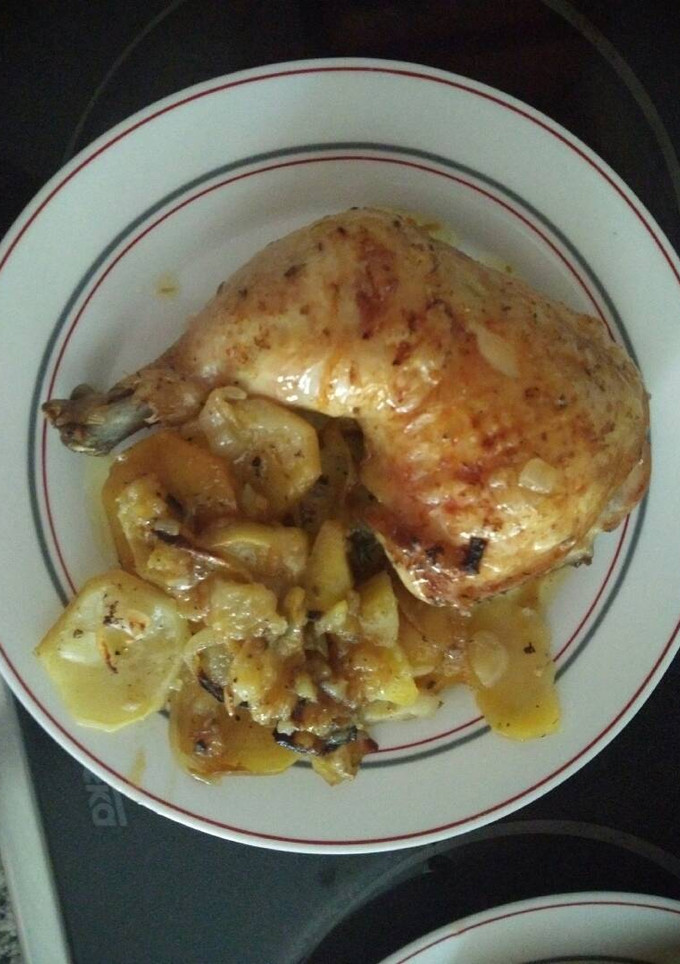 Una foto de Muslos de pollo al horno con patatas y cebolla