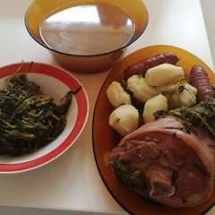 Una foto de Lacón con grelos, patatas y chorizo