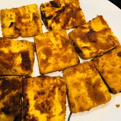 A picture of Tofu fry in single garlic with curry leaves powder.