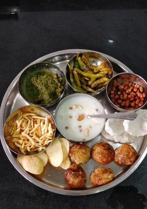 नवरात्रि फलाहारी थाली रेसिपी मुख्य फोटो