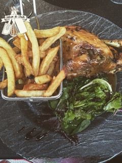 Una foto de Pollo al horno con papas y ensalada