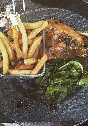 Una foto de Pollo al horno con papas y ensalada