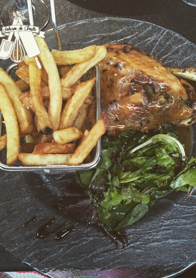 Una foto de Pollo al horno con papas y ensalada