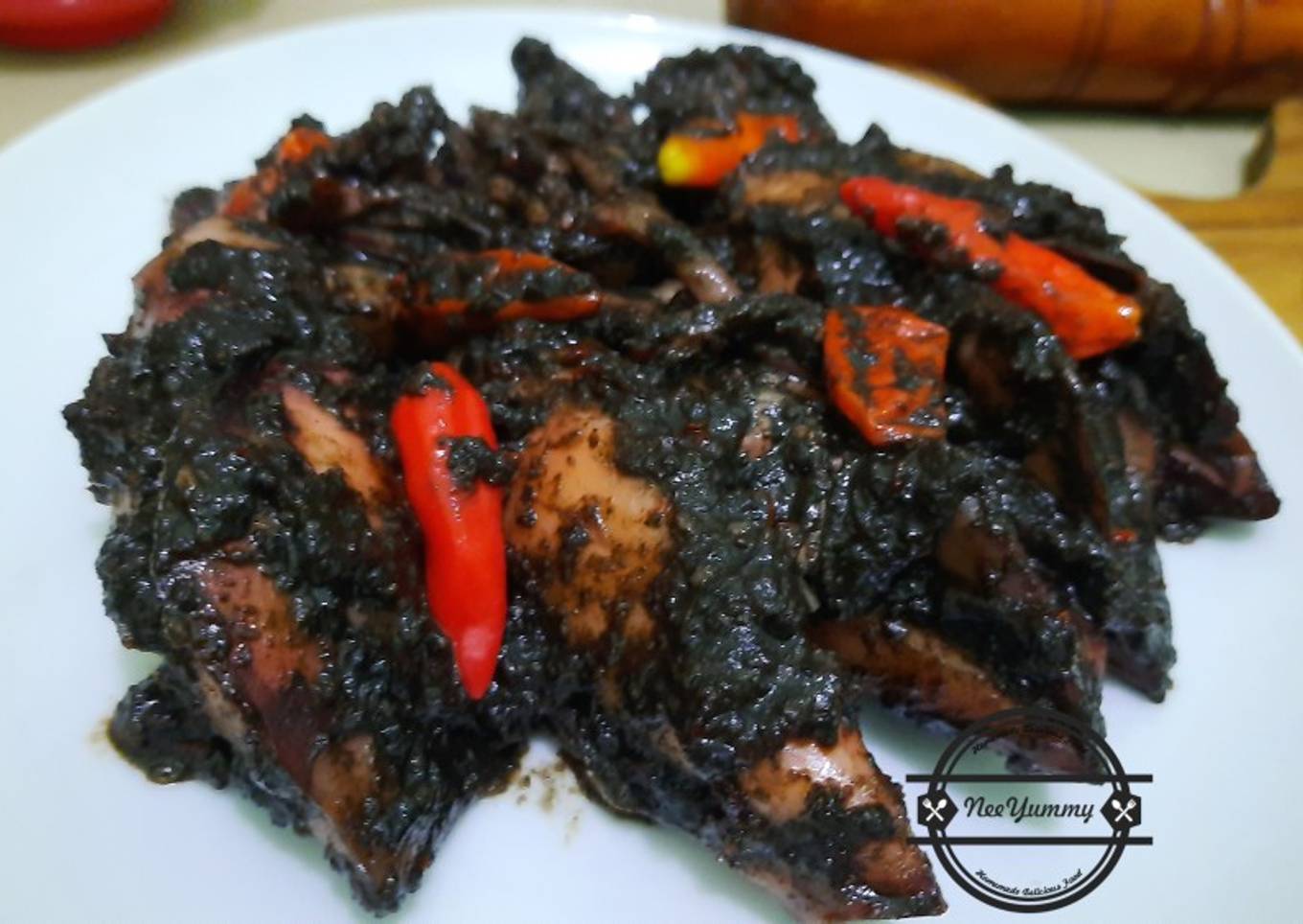 6. Tikar hitam dimasak dengan cumi-cumi Jawa Timur