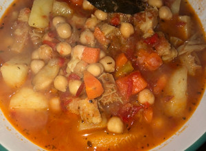 Una foto de Guiso de mondongo y garbanzo