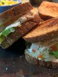 Sándwich tostado de palta y pollo