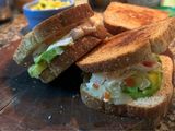 Sándwich tostado de palta y pollo