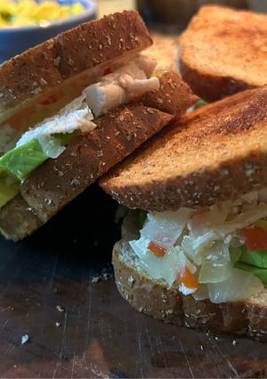 Una foto de Sándwich tostado de palta y pollo