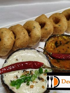 उडीद वडा/मेदू वडा (medu wada recipe in marathi) रेसिपी चे मुख्य फोटो 