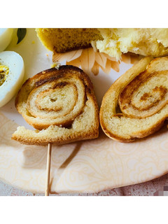 A picture of Toasted bread lollipop.
