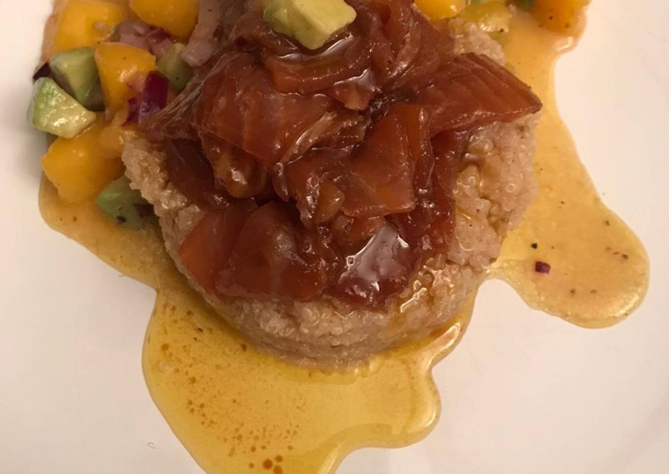 Ensalada quinoa con salmón, aguacate y mango