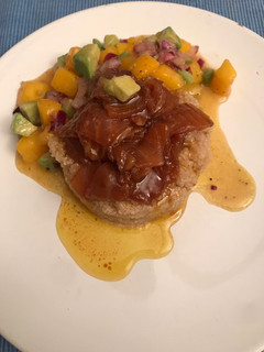 Una foto de Ensalada quinoa con salmón, aguacate y mango