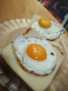 Una foto de Huevos con salmón
