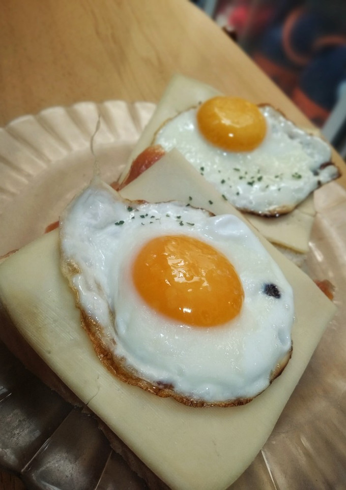 Una foto de Huevos con salmón