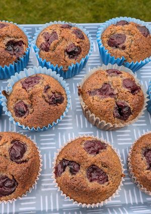 Meggyes mákos muffin meggybefőttből recept fotója