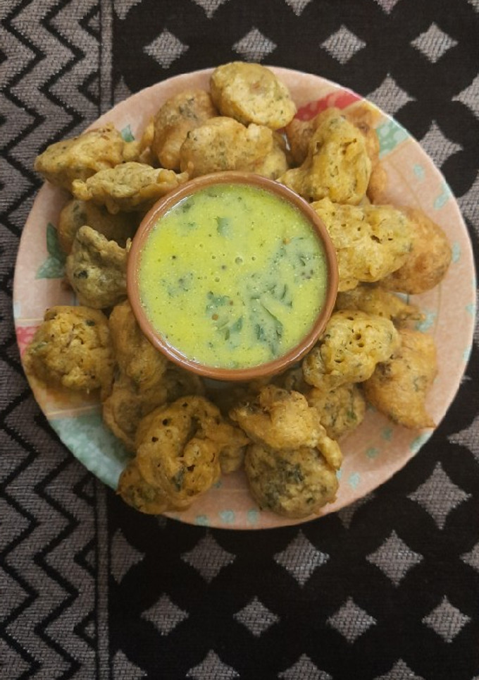 बेसन मेथी भजिया और कढ़ी (besan methi bhajiya aur kadhi recipe in Hindi) रेसिपी मुख्य फोटो