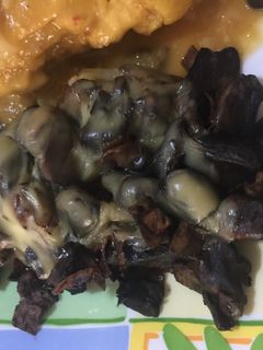 Una foto de Portobello con jamón y queso